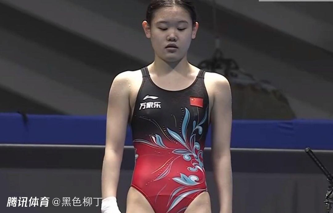 美女岔开双腿让人捅